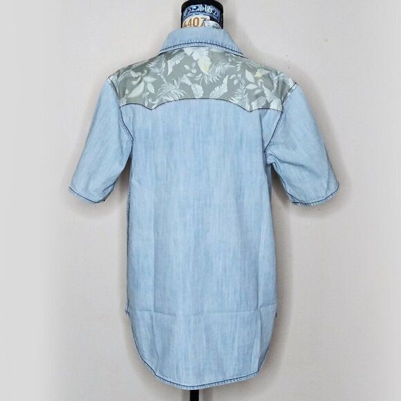 SANDRINE ROSE Western Floral Chambray Denim Top Pearl Snap Pockets Light Wash S - Picture 7 of 13